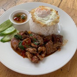 กะเพราหมูตุ๋นราดข้าว