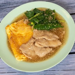 ราดหน้าหมูนุ่มไข่ห่อ