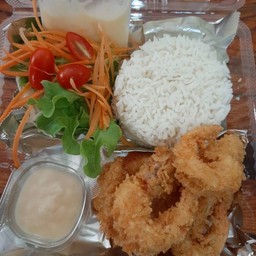 ข้าวกุ้งทอดครีมสลัด