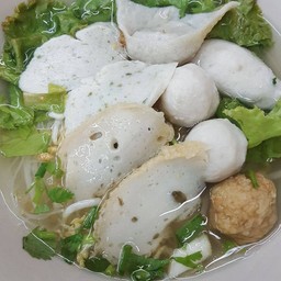 ก๋วยเตี๋ยวเจ๊หมวยลูกชิ้นปลา บางพระ
