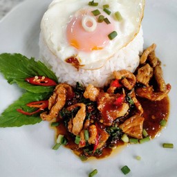 ข้าวกะเพราไก่ ฟรีไข่+น้ำดื่ม