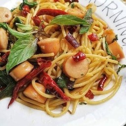 สปาเก็ตตี้ผัดพริกแห้งไส้กรอก