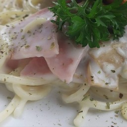 สปาเก็ตตี้ซอสครีมเเฮมเห็ด