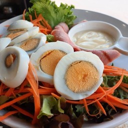 สลัดแฮมไข่ต้ม