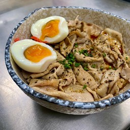 ข้าวหน้าหมูชาบูย่างไฟไข่ต้ม