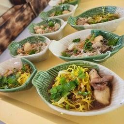 เตี๋ยวเรือ-ชูชก ตลาดนัดเฮียใช้