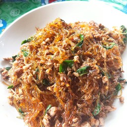 วุ้นเส้นกะเพรา