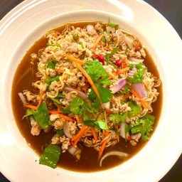 ยำมาม่า-หมูสับ