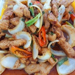 ผัดน้ำพริกเผาไก่ชิ้นราดข้าว