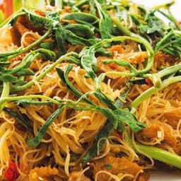 หมี่กระเฉดเนื้อ