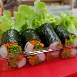 สลัดโรลสาหร่ายปูอัด
