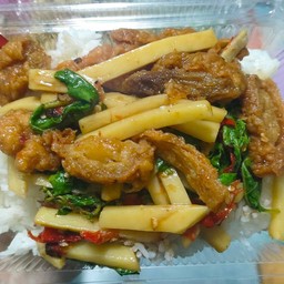 ข้าวกะเพราหน่อไม้ไก่กรอบ