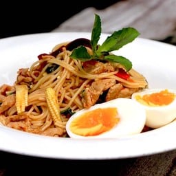 สปาเก็ตตี้กระเพราหมูไข่ต้มยางมะตูม