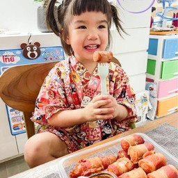 ไส้กรอกไก่พันเบคอน(1ไม้มี3ลูก) +น้ำจิ้มโฮมเมดรสเด็ด