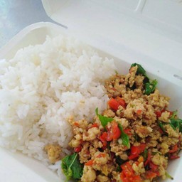 ผัดกระเพราหมูสับพริกสดอิ่มๆคุ้ม