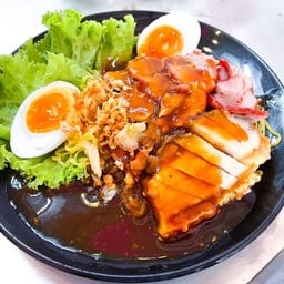 บะหมี่แห้งน้ำแดงหมูแดงหมูกรอบ