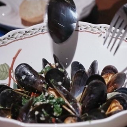หอยบลูมัสเชิลไลฟ์ Blue Mussels in White Wine and Garlic