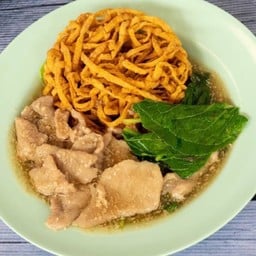 ราดหน้าหมูนุ่ม บะหมีกรอบ