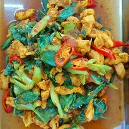 ผัดเครื่องแกงไก่ชิ้นราดข้าว