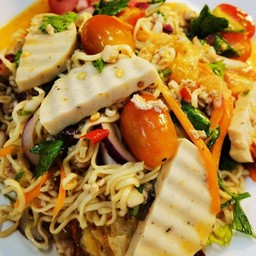 ยำมาม่าหมูสับ หมูยอ