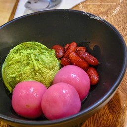 ไอศกรีมชาเขียวมัจฉะโมจิถั่วแดง