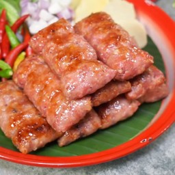 แหนมหมูย่างจำนวน 3 ไม้ + ผักสด