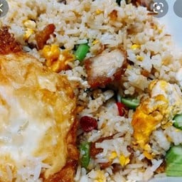 ข้าวผัดหมูกรอบ