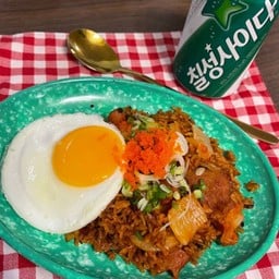 ข้าวผัดกิมจิเบคอนไข่กุ้ง+ไข่