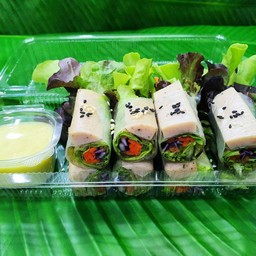 สลัดโรลยอไก่