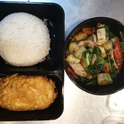 ข้าวหมูอร่อยผัดพริกกะเหรี่ยง+ไข่ฟูปู