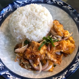 ข้าวลาบไข่ดาวกรอบ