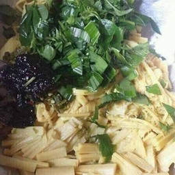 ยำหน่อไม้สดใส่น้ำปู