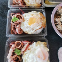 ปลาหมึกกระเทียมราดข้าว