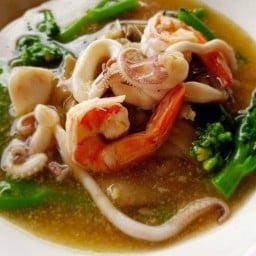 ราดหน้ายอดผักบ้านสมเด็จ สุขาภิบาล5ซอย13