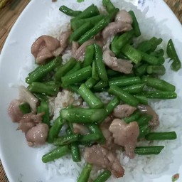 ถถั่วฝักยาวหมูชิ้นหมักราดข้าว+ไข่ดาว