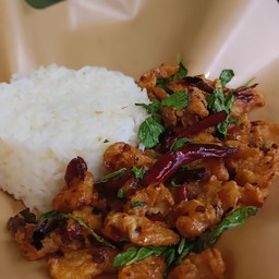 กะเพราไก่กรอบพริกแห้ง