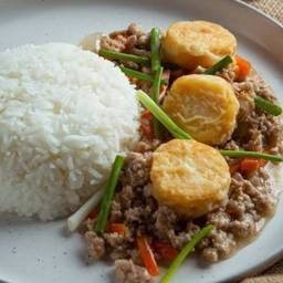 ผัดเต้าหู้ทรงเครื่องราดข้าว