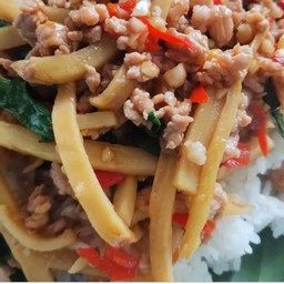 ผัดหน่อไม้ราดข้าว