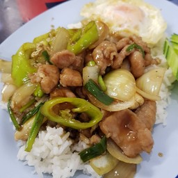 ผัดพริกหยวกหมูหมักราดข้าวอิ่มๆ