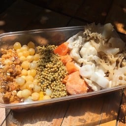 TLA-SALMON แซลม่อนซาซิมิ หอยเชลล์อบชีส และทะเลย่างเสียบไม้