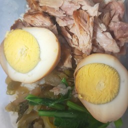 ข้าวขาหมูเนื้อล้วนไข่