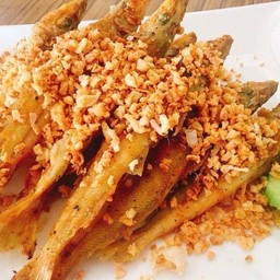 ปลาทรายทอดกระเทียม