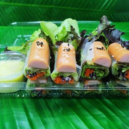 สลัดโรลไส้กรอกไก่