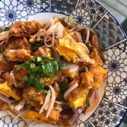 ลาบไข่ดาวกรอบ (กับข้าว)