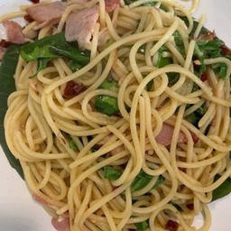 สปาเก็ตตี้ผัดเบคอนพริกแห้ง