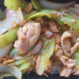 ผัดพริกหยวกไก่ราดข้าว