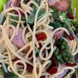 สปาเก็ตตี้ผัดไส้กรอกเยอรมันชูริค