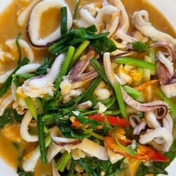 ปลาหมึกผัดไข่เค็ม