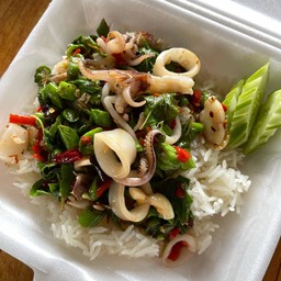 ข้าวกระเพราปลาหมึก