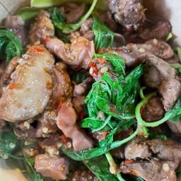 กะเพราเครื่องในไก่